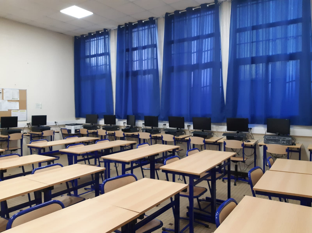 Salle de classe avec rideaux bleu